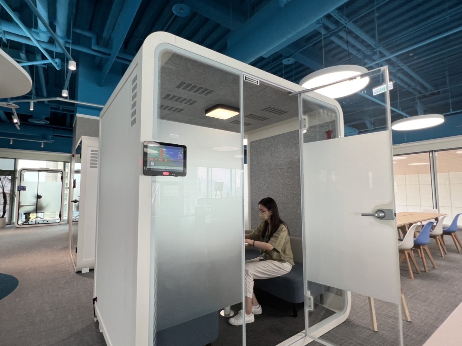 DB真人旗舰高雄據點的智慧行動辦公艙，展現DB真人旗舰在面板以外的研發應用軟實力